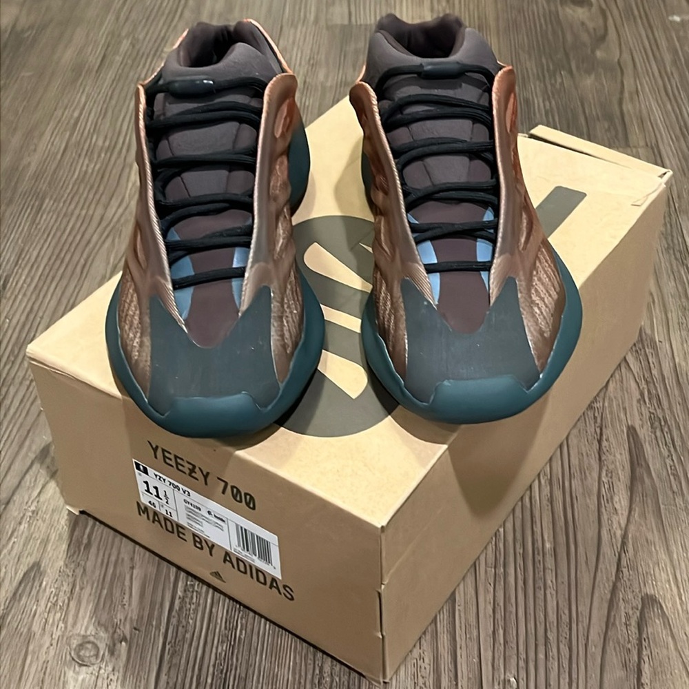 YEEZY 700 V3 size 11.5 men’s